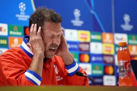 "كفاكم شائعات".. رد ناري من سيميوني على اهتمام برشلونة بضم ألفاريز